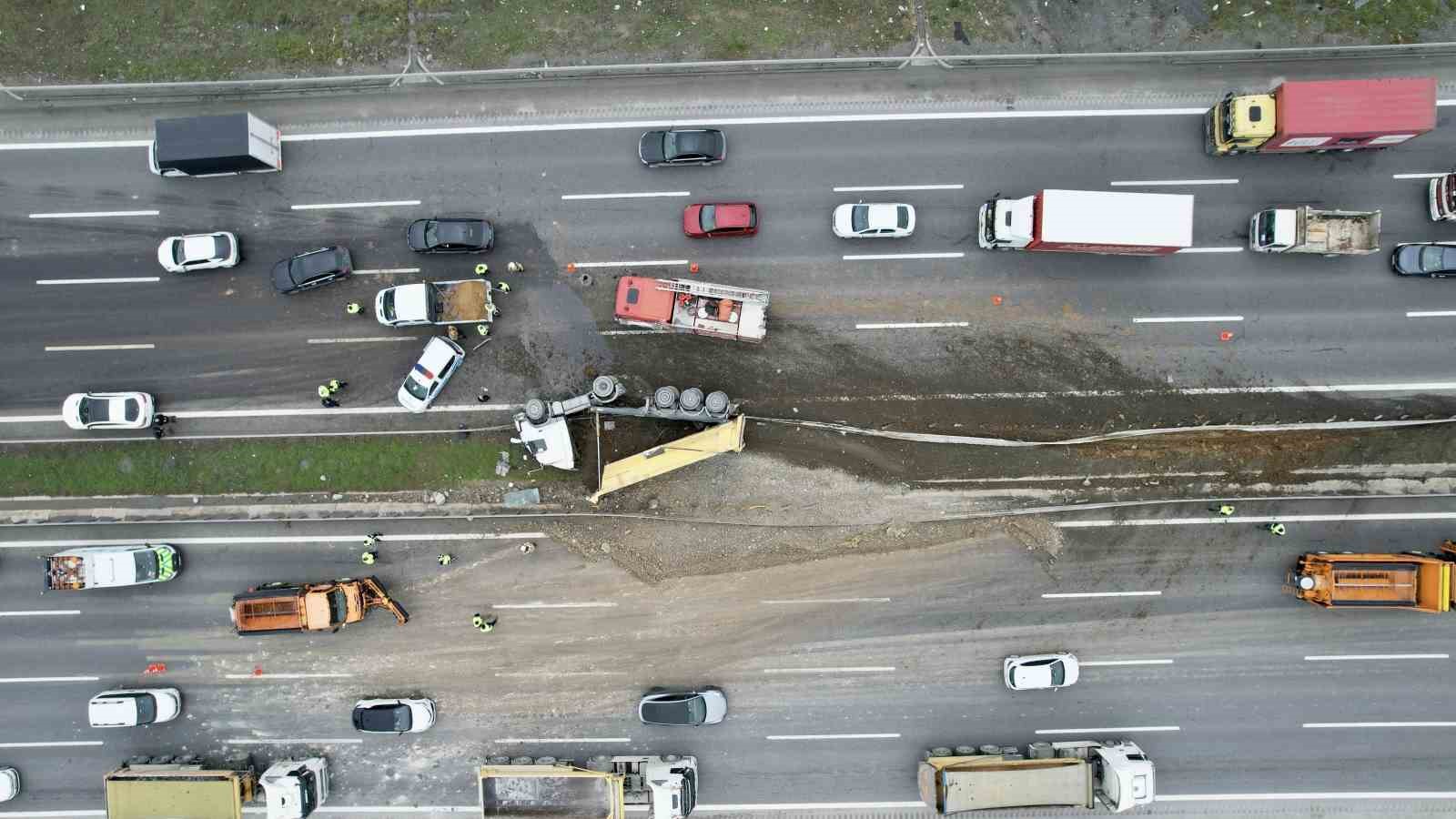 Kuzey Marmara Otoyolu’nda hafriyat kamyonu yan yattı

