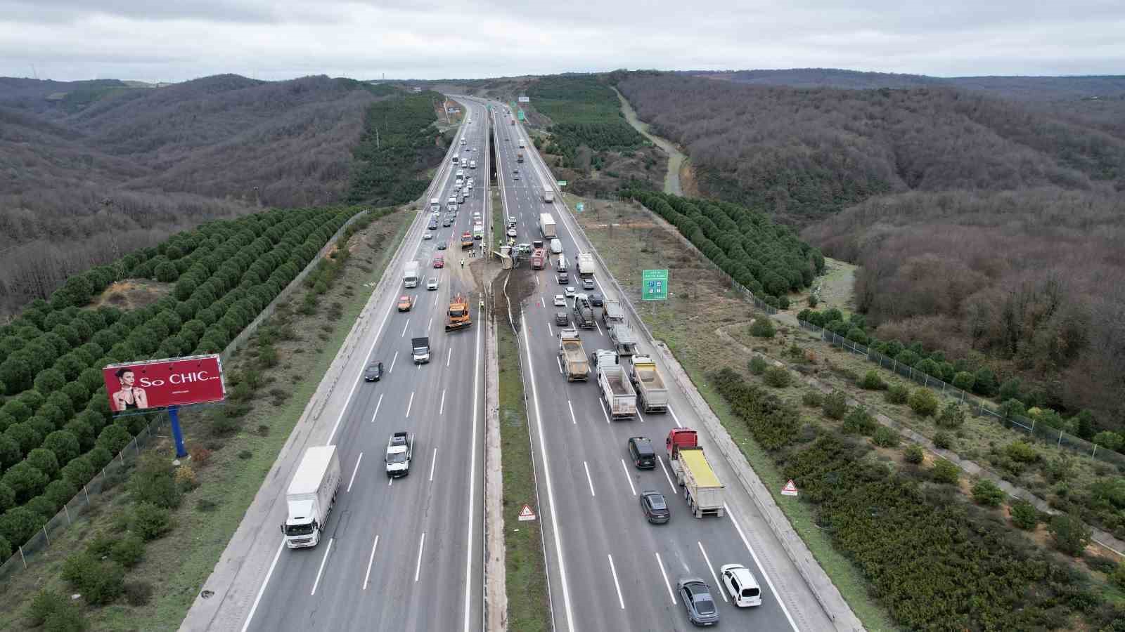 Kuzey Marmara Otoyolu’nda hafriyat kamyonu yan yattı
