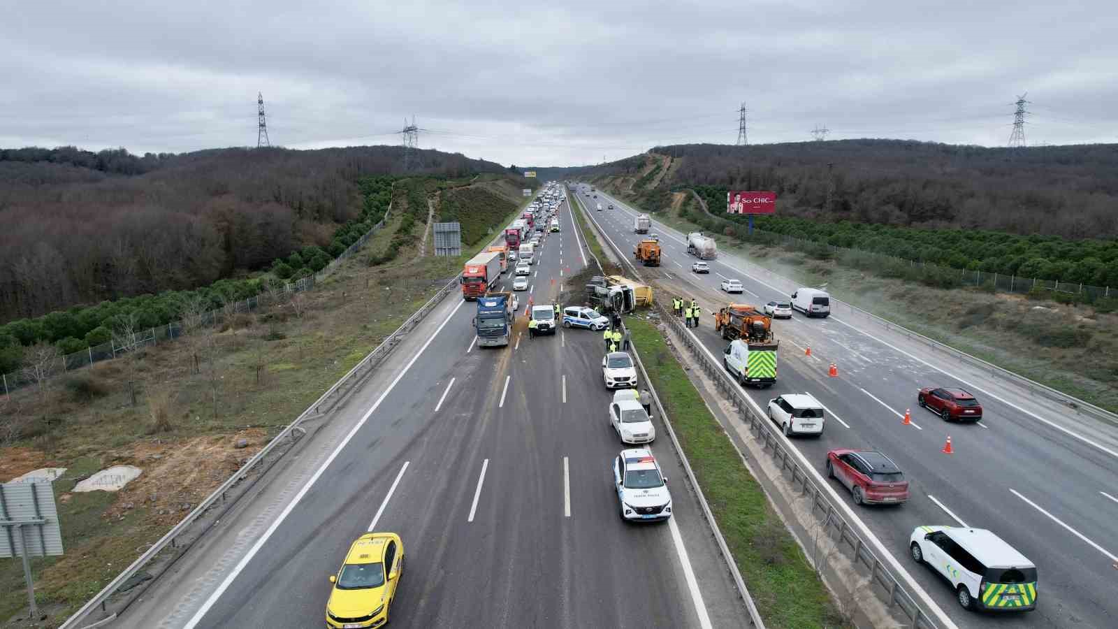 Kuzey Marmara Otoyolu’nda hafriyat kamyonu yan yattı
