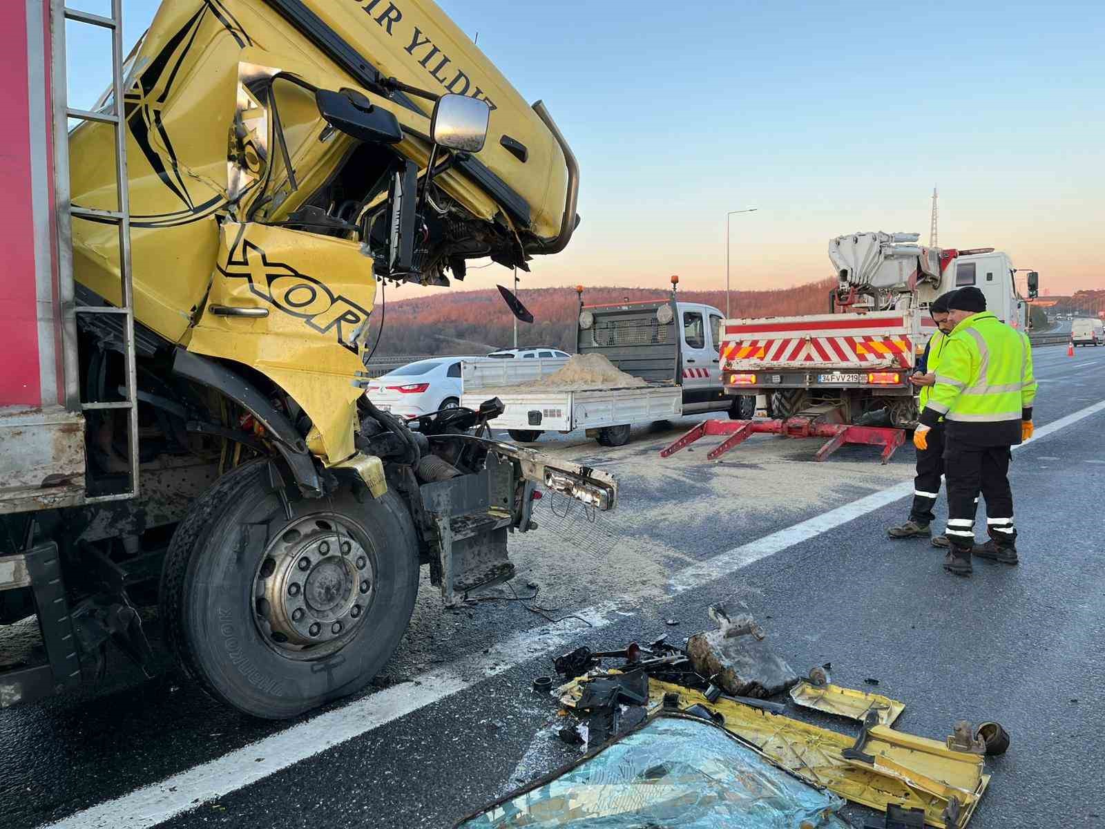 Kuzey Marmara Otoyolu’nda kamyon tıra arkadan çarptı: 1 yaralı
