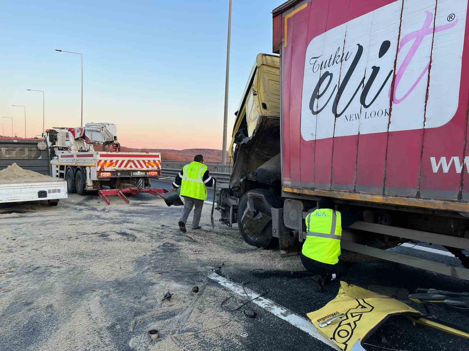 Kuzey Marmara Otoyolu’nda kamyon tıra arkadan çarptı: 1 yaralı
