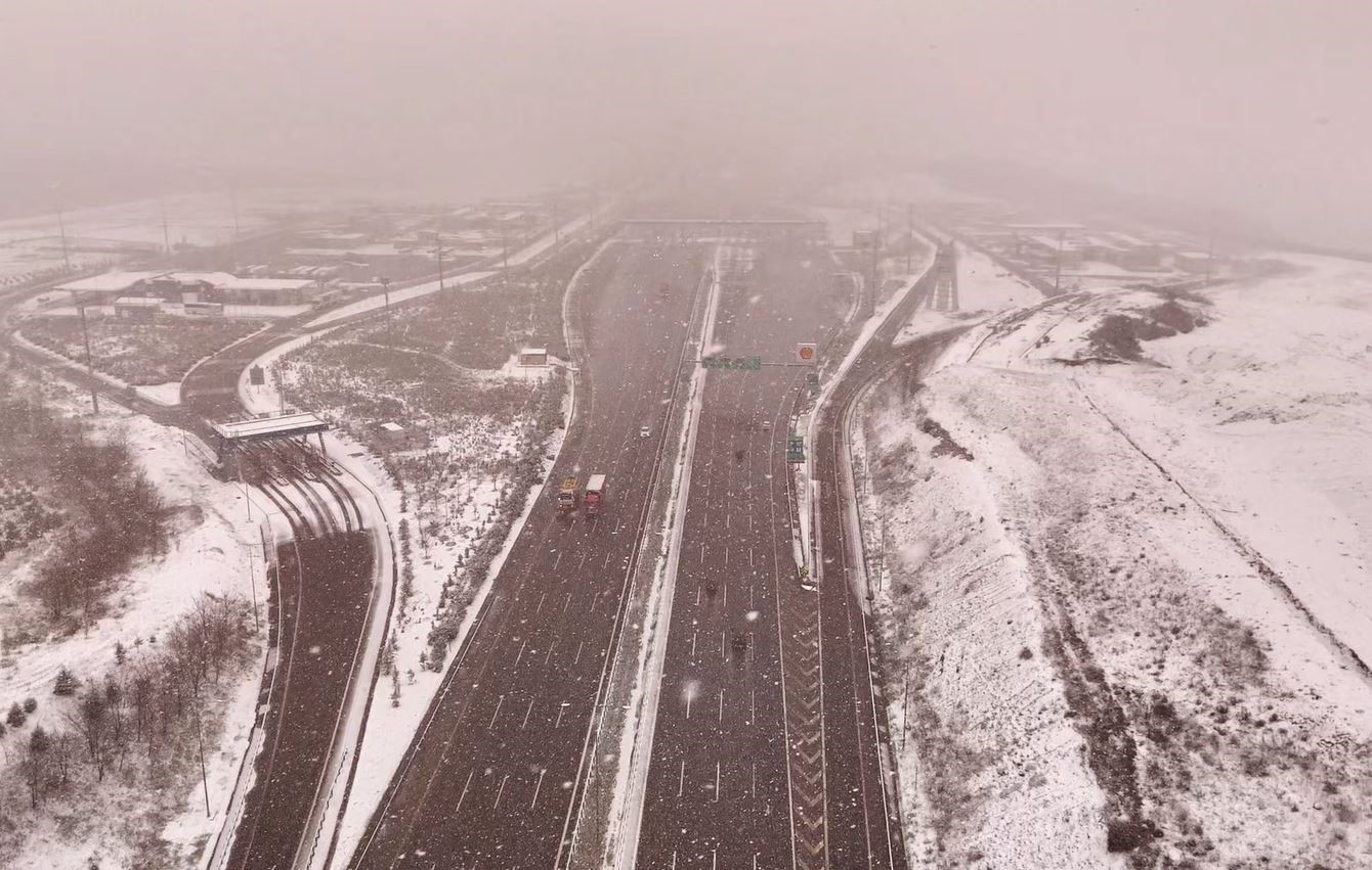 Kuzey Marmara Otoyolu’nda kar yağışı havadan görüntülendi
