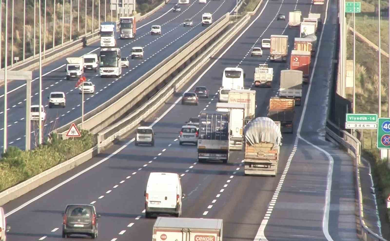 Kuzey Marmara Otoyolu’nda tırların lodosla imtihanı
