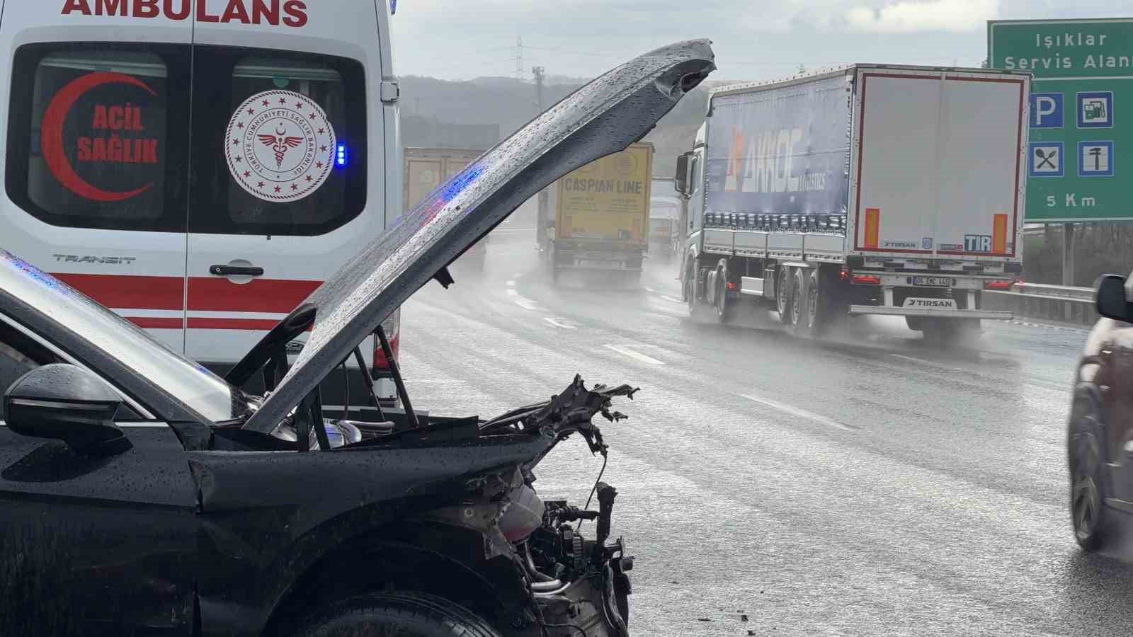 Kuzey Marmara Otoyolu’nda yağış kazayı beraberinde getirdi: 3 araç birbirine girdi
