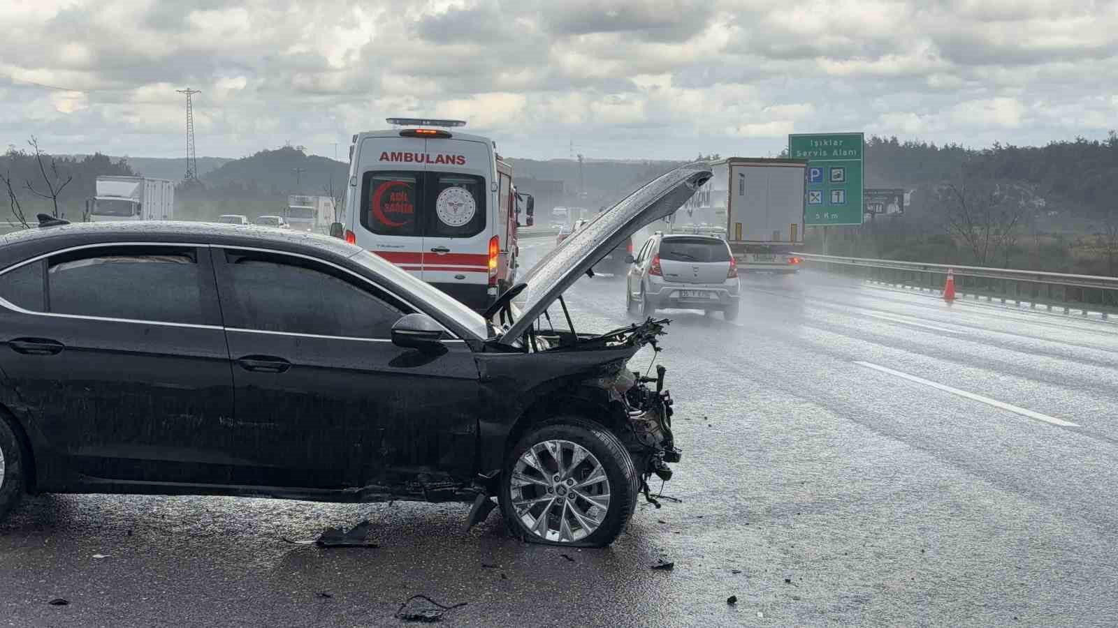 Kuzey Marmara Otoyolu’nda yağış kazayı beraberinde getirdi: 3 araç birbirine girdi
