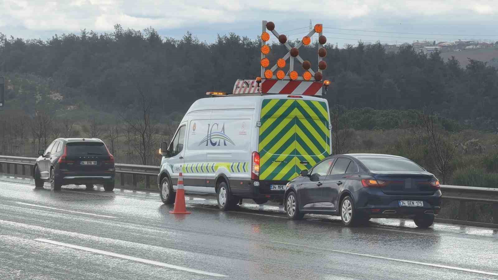 Kuzey Marmara Otoyolu’nda yağış kazayı beraberinde getirdi: 3 araç birbirine girdi
