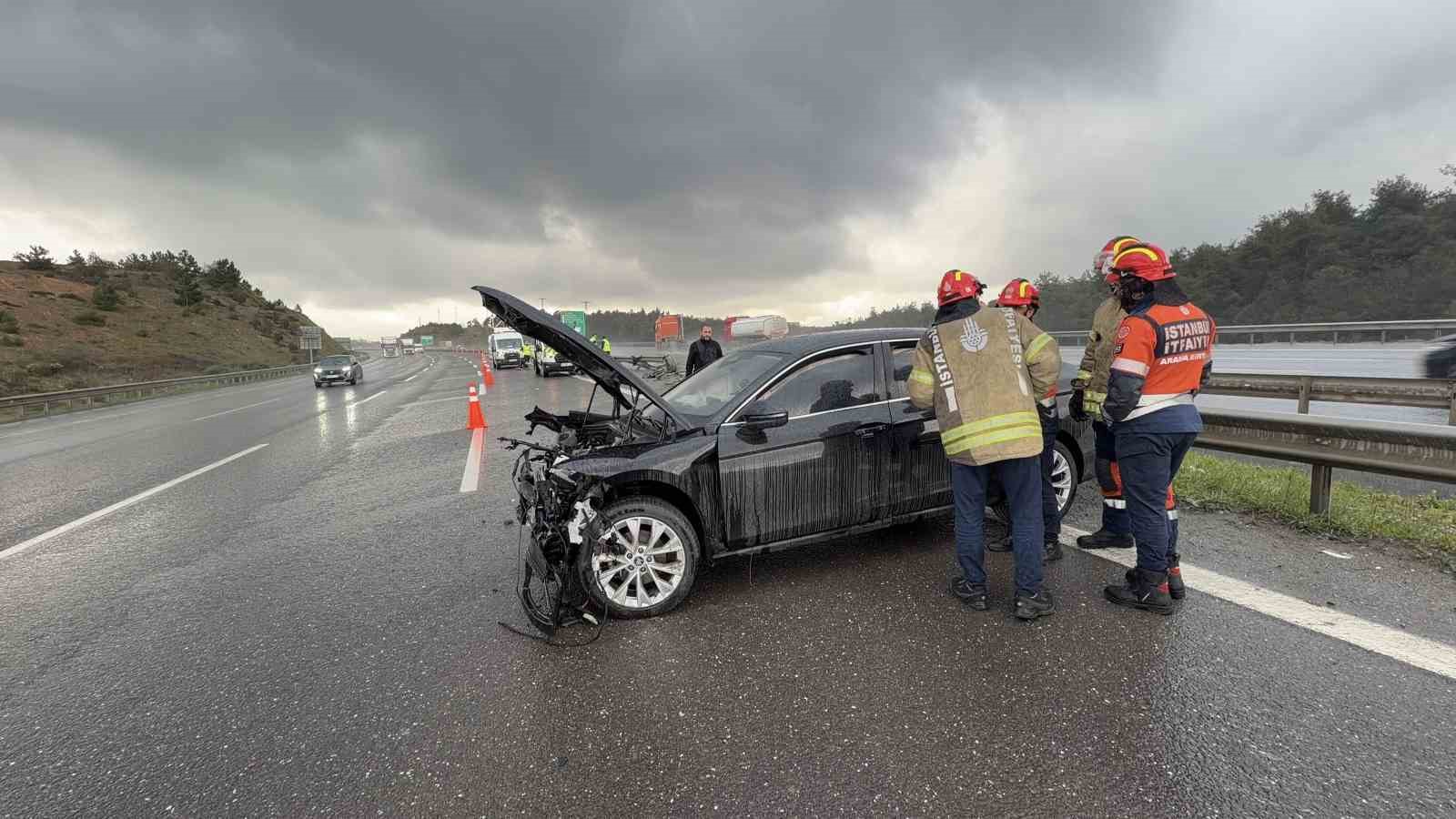 Kuzey Marmara Otoyolu’nda yağış kazayı beraberinde getirdi: 3 araç birbirine girdi
