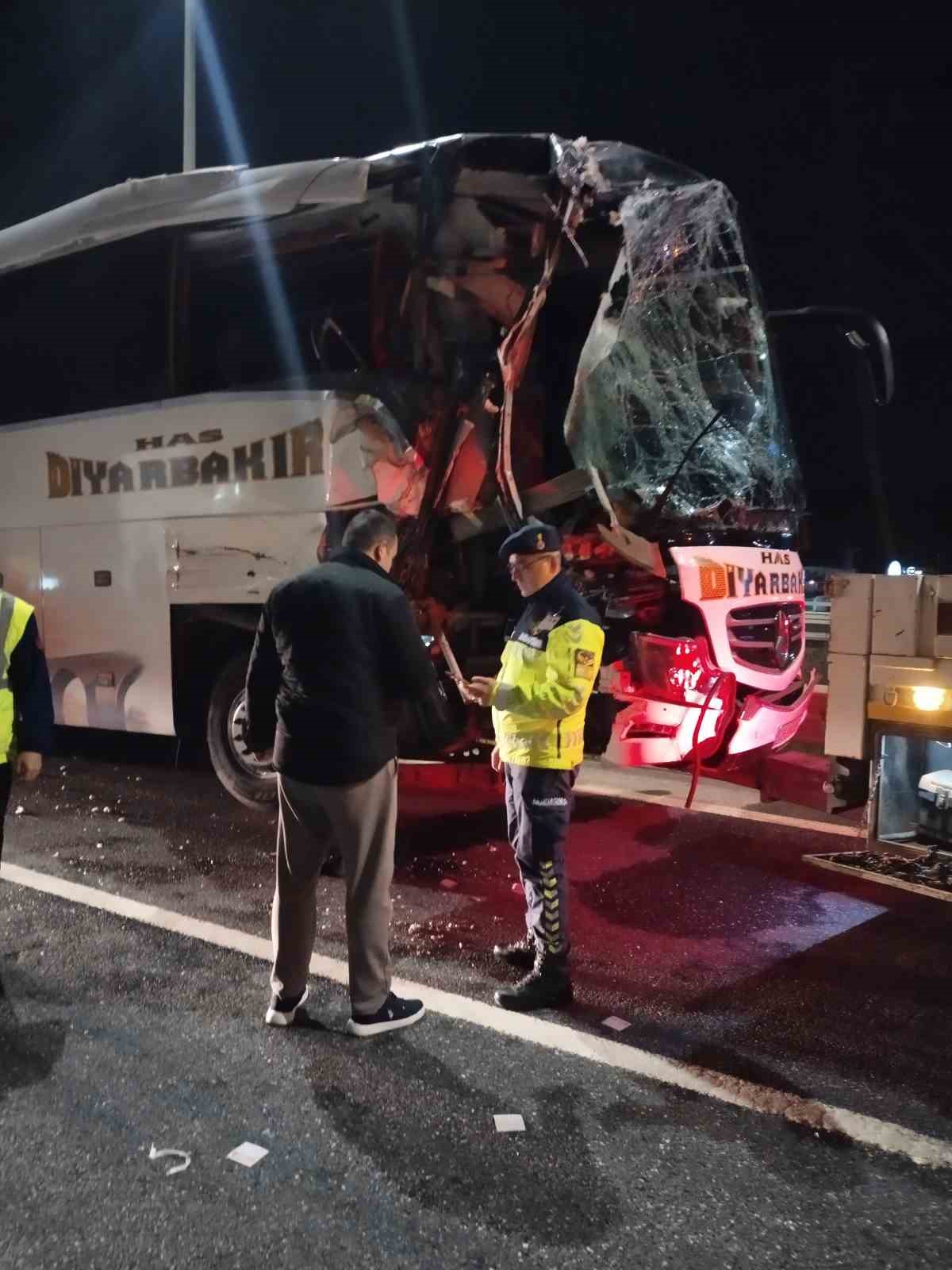 Kuzey Marmara Otoyolu’nda yolcu otobüsü tıra çarptı: 10 yaralı
