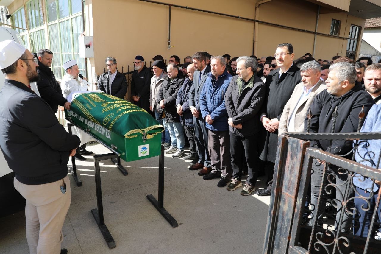 Kuzey Marmara Otoyolu’ndaki feci kazada ölen sürücü toprağa verildi
