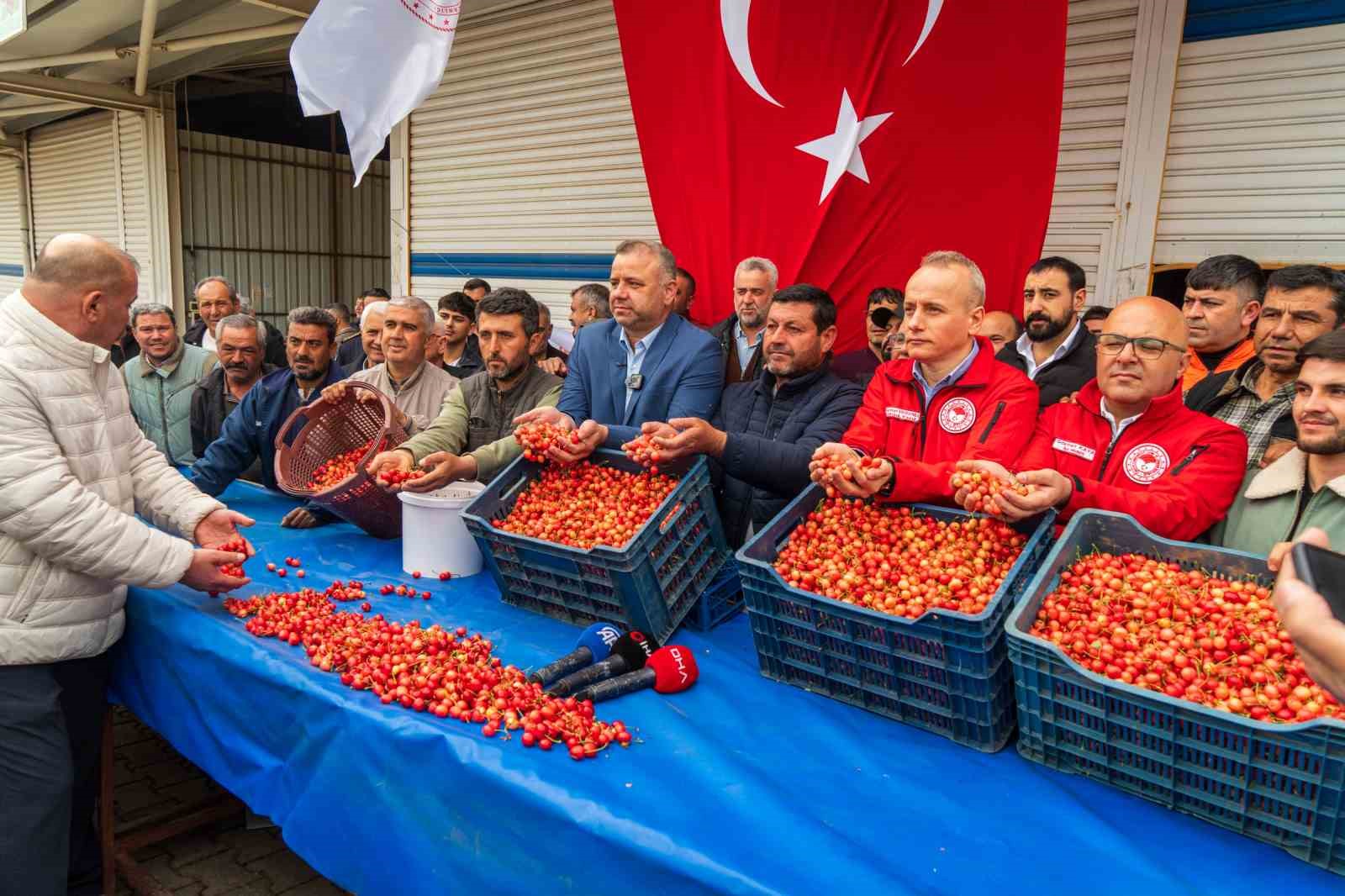 Kuzey yarımkürenin ilk kirazı rekor fiyatla satıldı
