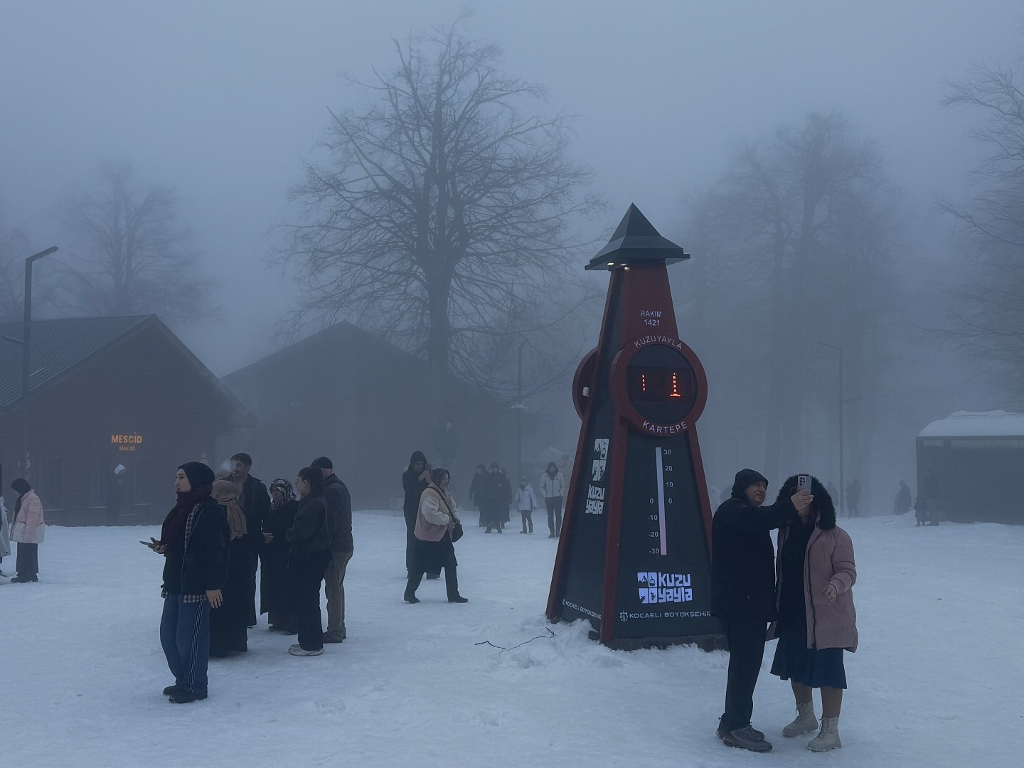 Kuzuyayla’da tatilcilere kar ve kızıl geyik sürprizi
