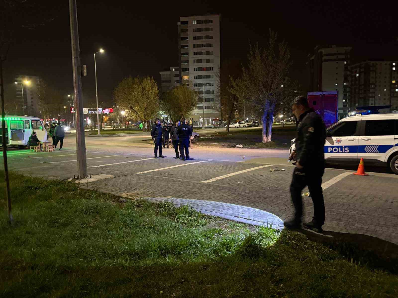 ‘Laf atma’ meselesinde kan aktı: 4 yaralı
