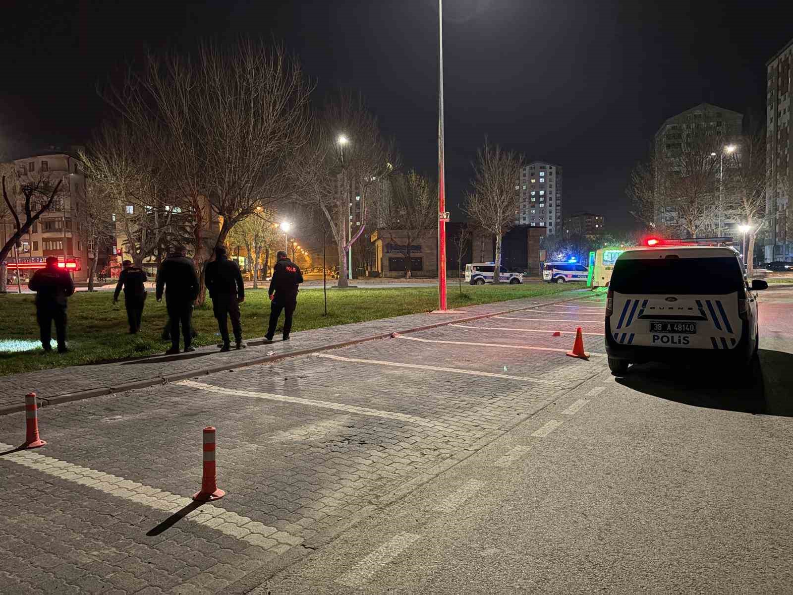 ‘Laf atma’ meselesinde kan aktı: 4 yaralı
