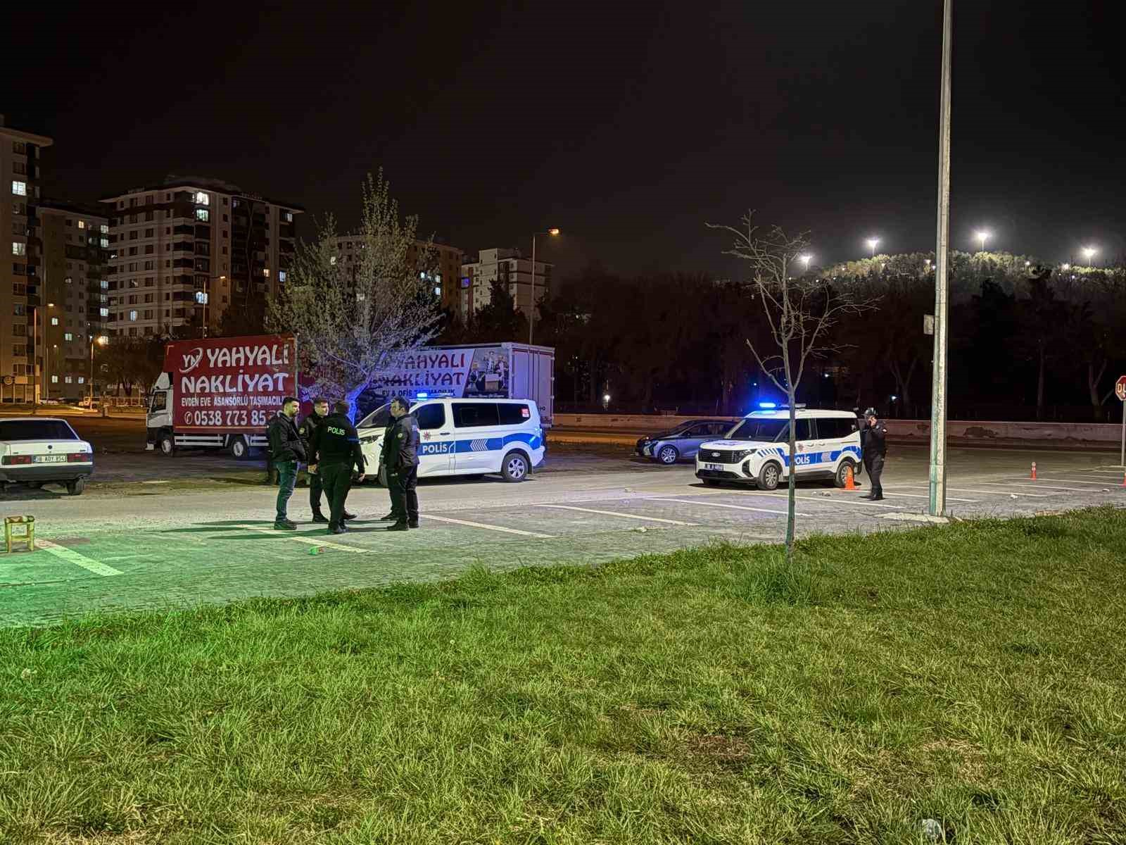 ‘Laf atma’ meselesinde kan aktı: 4 yaralı
