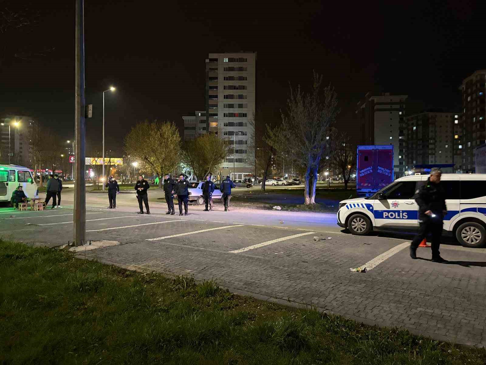 ‘Laf atma’ meselesinde kan aktı: 4 yaralı
