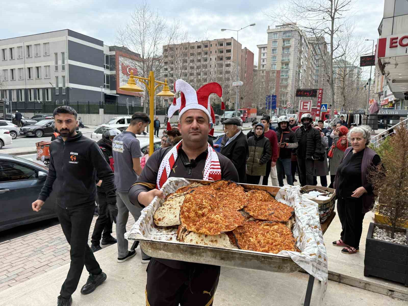 Lahmacun ustası "Maçı kazanırsak bin lahmacun dağıtacağım" dedi, sözünü tuttu

