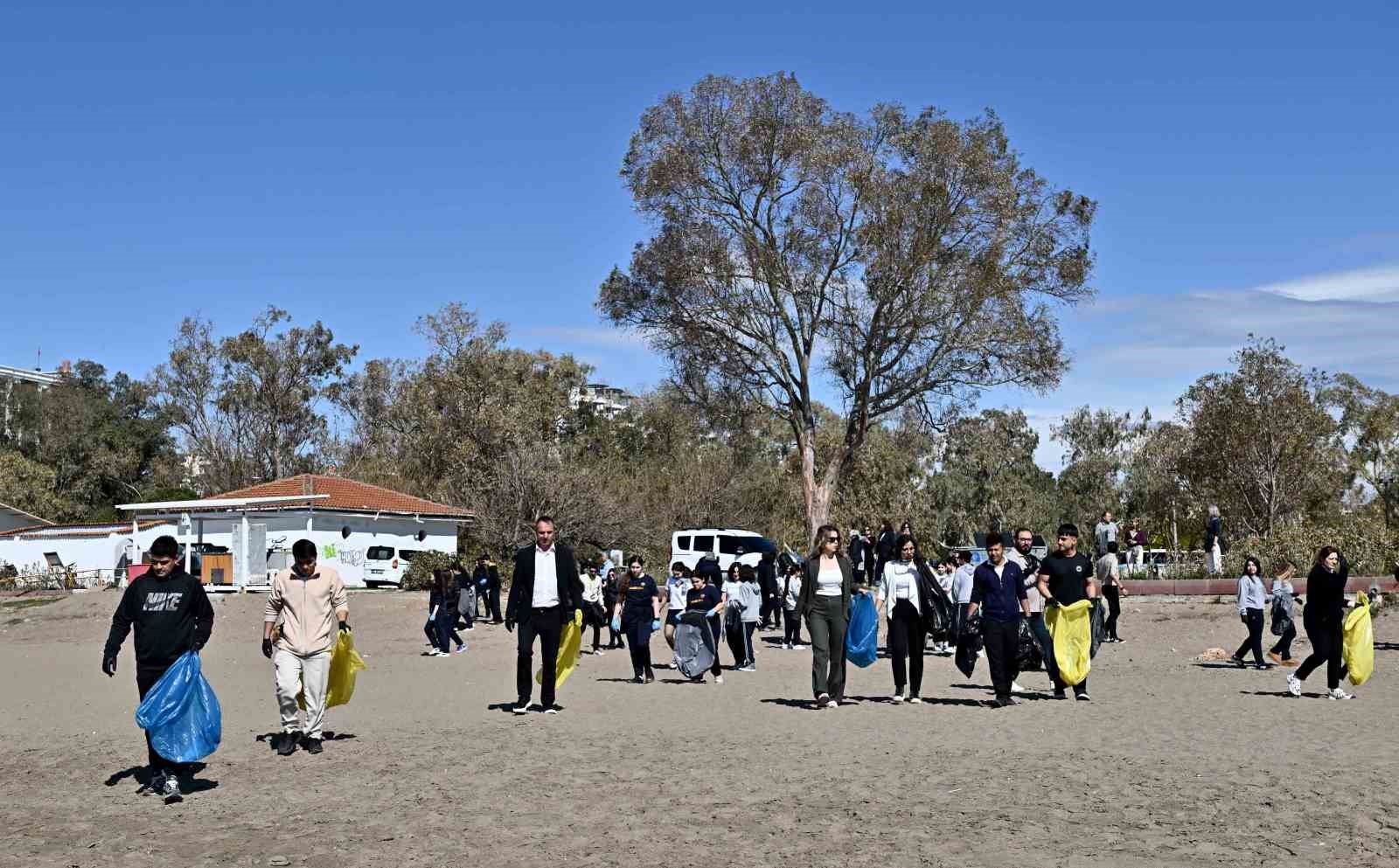 Lara Sahili’nde öğrencilerden bilimsel temizlik
Lara Sahili’nde öğrencilerden bilimsel temizlik