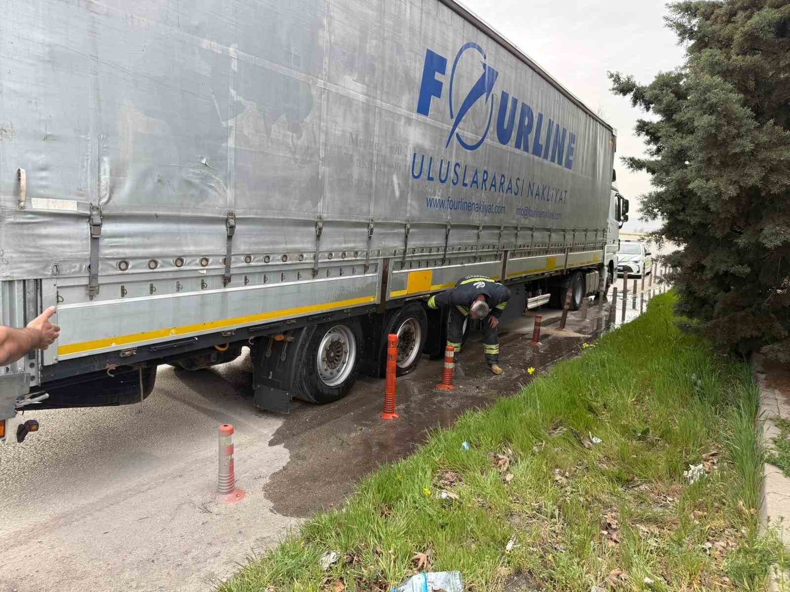 Lastiği patlayan tır yanmaktan son anda kurtarıldı
