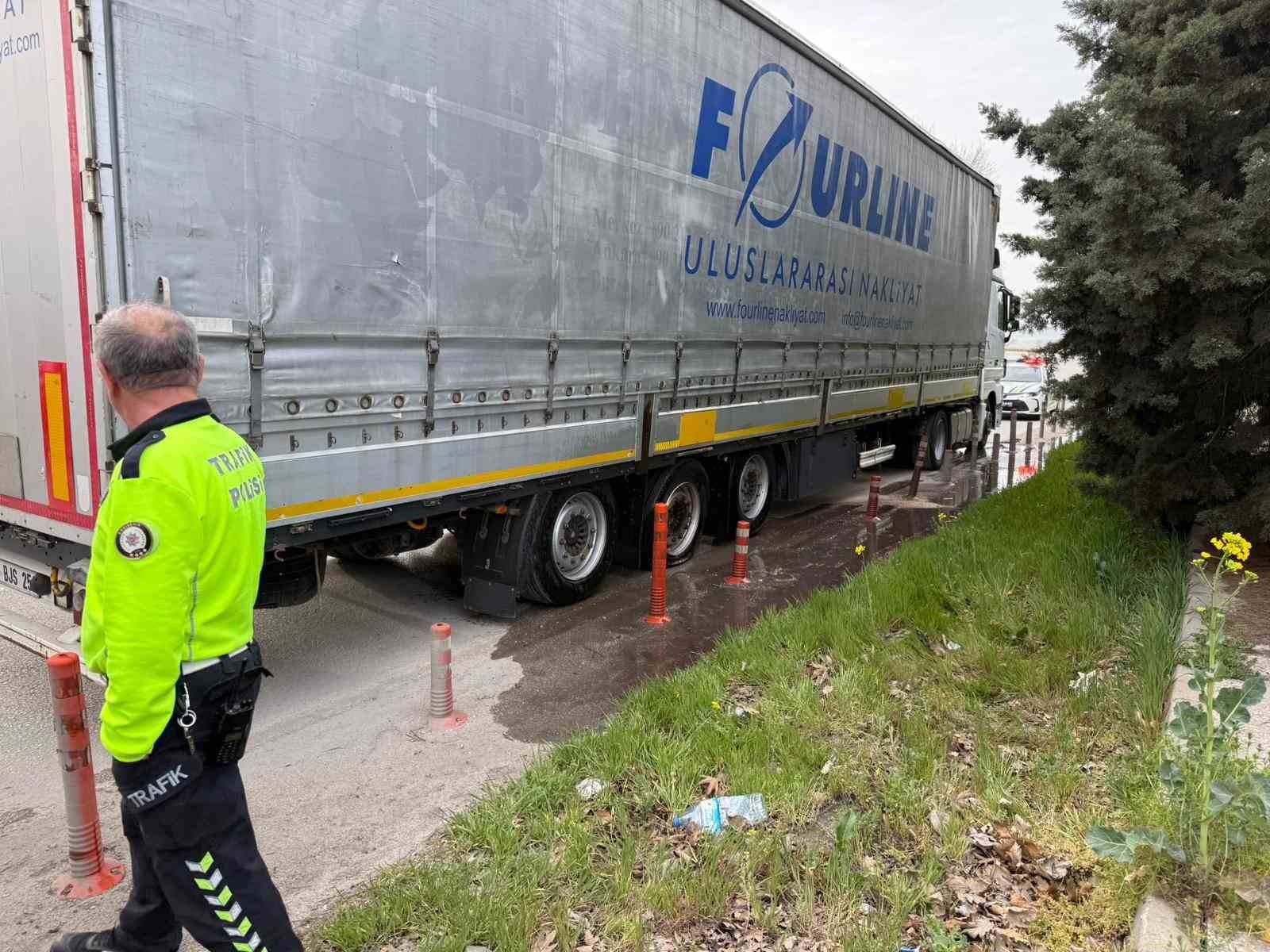 Lastiği patlayan tır yanmaktan son anda kurtarıldı
