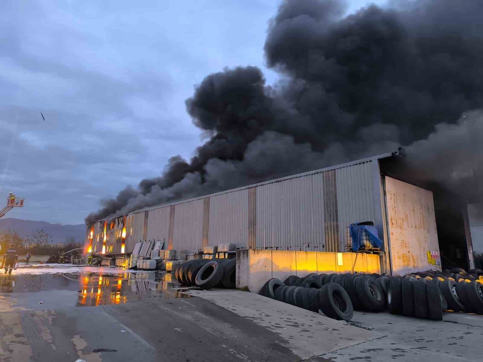 Lastik deposunda çıkan yangın kontrol altına alındı
