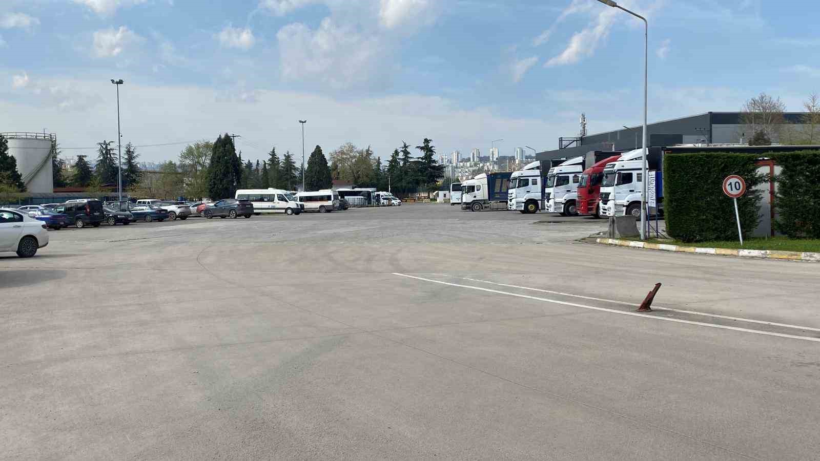 Lastik fabrikasında makineye sıkışan işçi hayatını kaybetti
