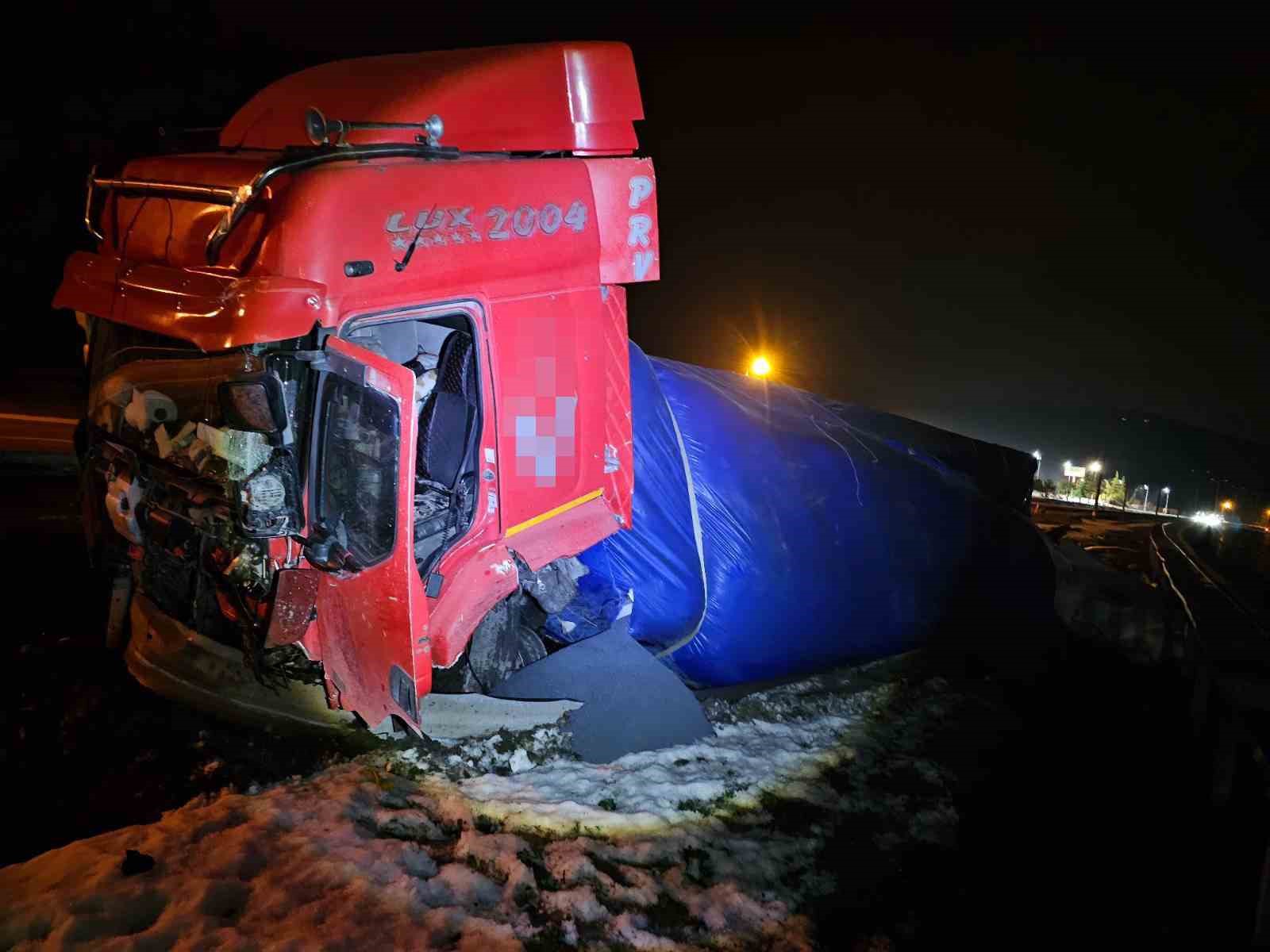 Lastik patlayınca yoldan çıktı
