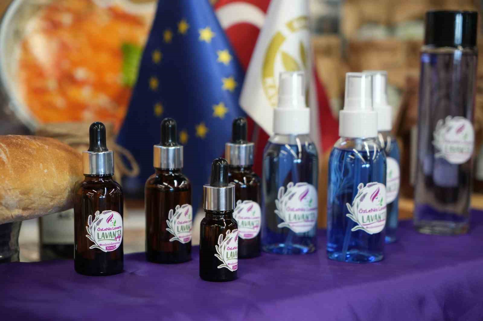 Lavanta kadınların elinde çeşitli ürünleri dönüşüyor: Yağ, mum, kolonya
