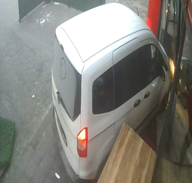 Lavaş getirdiği dönerciye aracıyla girdi
