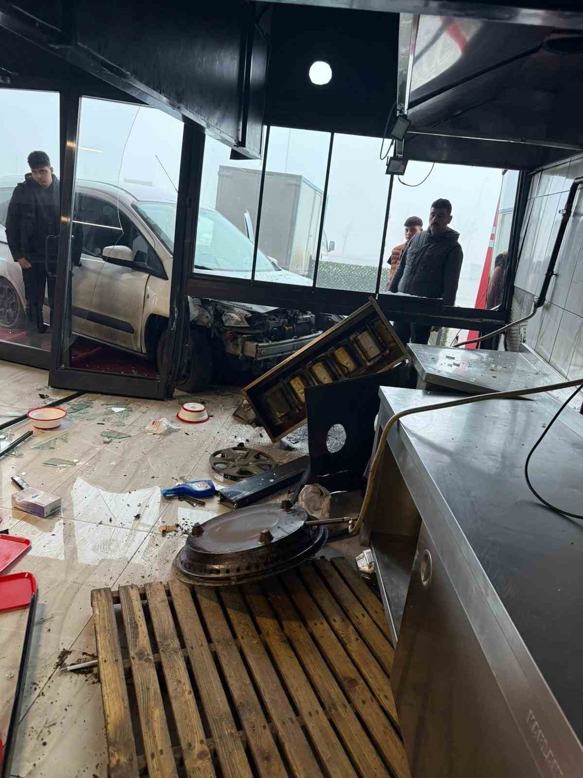 Lavaş getirdiği dönerciye aracıyla girdi
