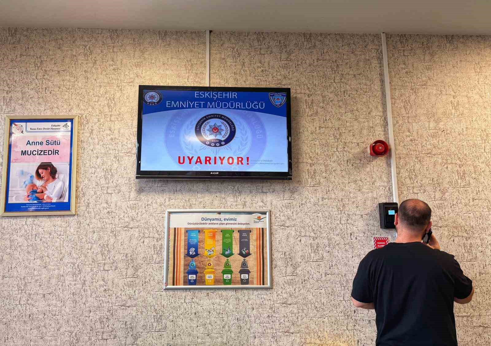 LED ekranlara hırsızlık ve dolandırıcılık uyarıları yansıtıldı
