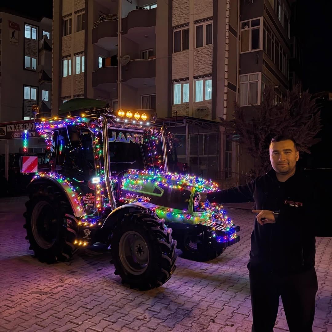 Led ışıklı traktör dikkat çekti
