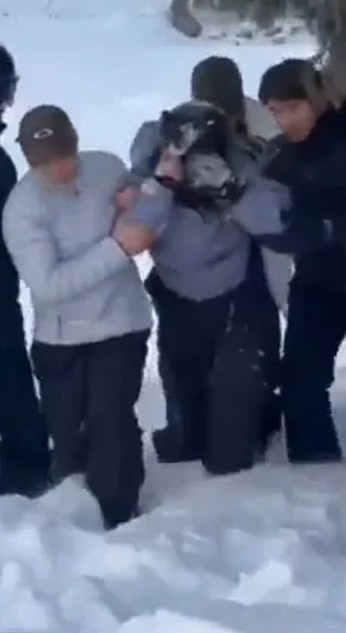 Leoparla selfie çekmek istedi, ölümden son anda kurtuldu
