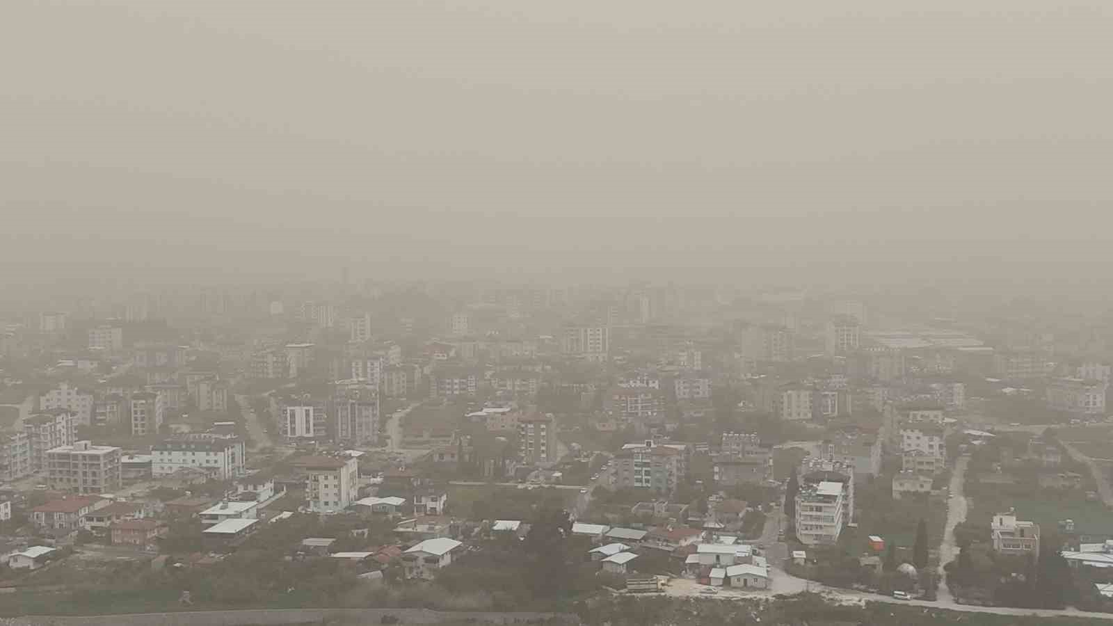 Libya’dan gelen çöl tozu Hatay’ı yuttu
