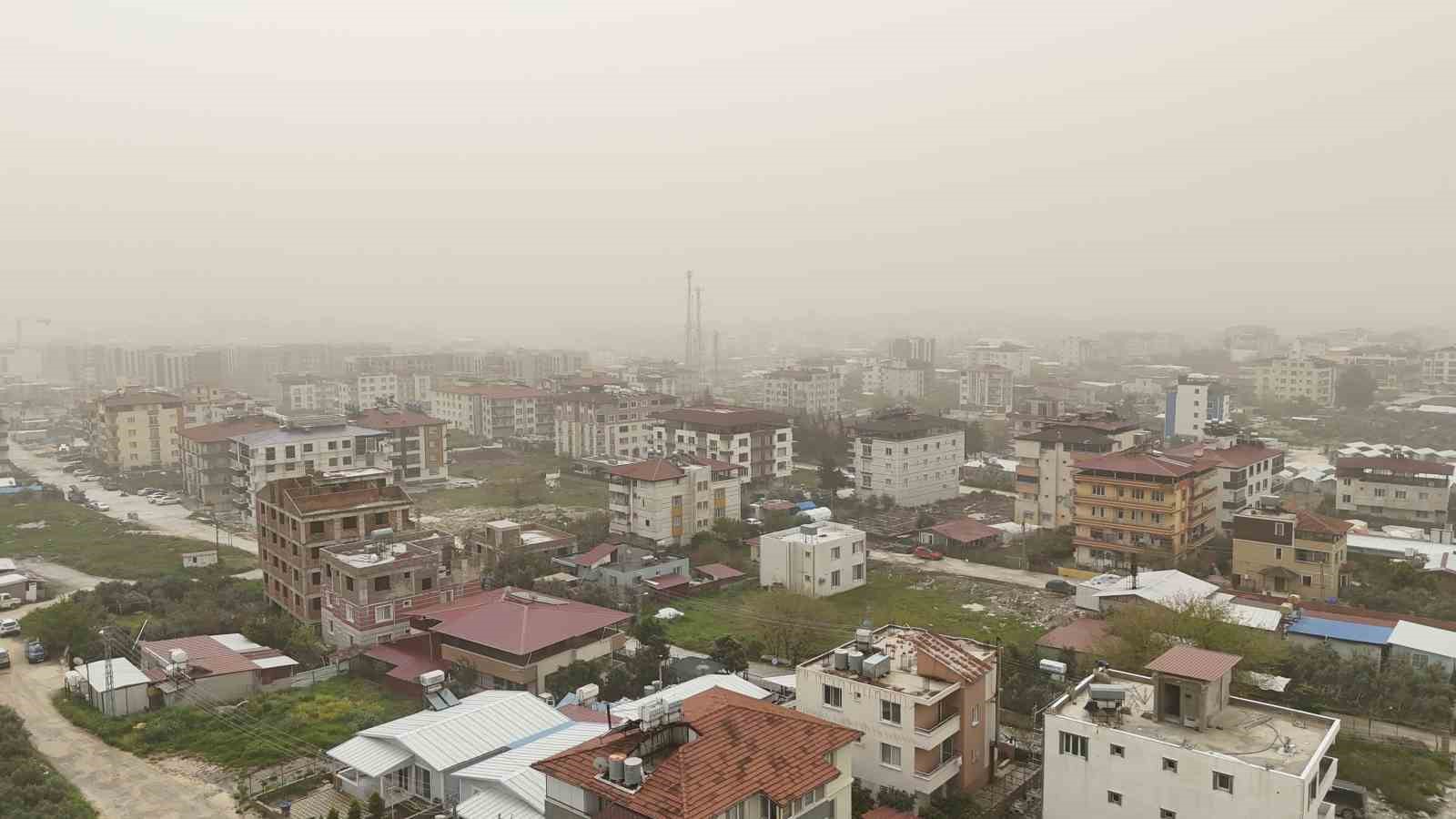 Libya’dan gelen çöl tozu Hatay’ı yuttu
