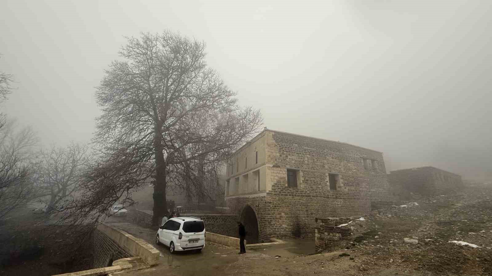 Lice’deki 486 yıllık Atak Ulu Camii sis içinde kaldı
