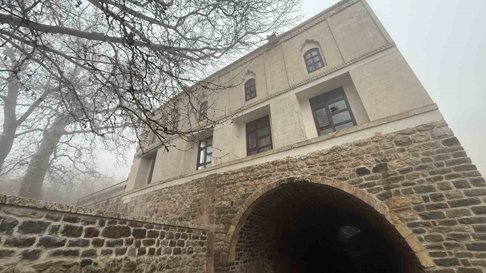 Lice’deki 486 yıllık Atak Ulu Camii sis içinde kaldı
