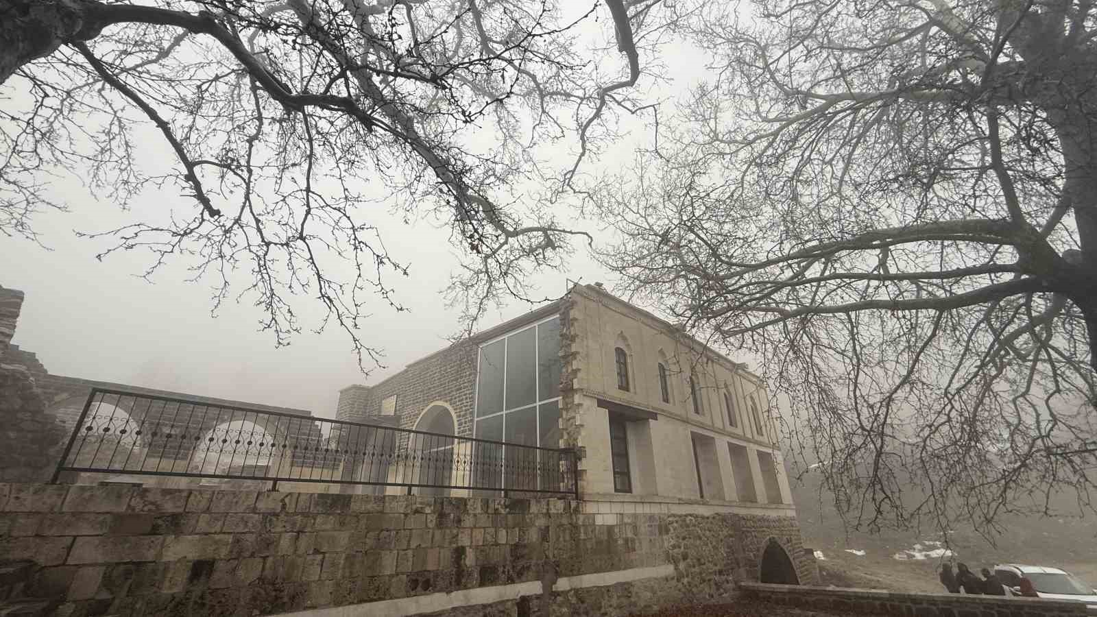 Lice’deki 486 yıllık Atak Ulu Camii sis içinde kaldı
