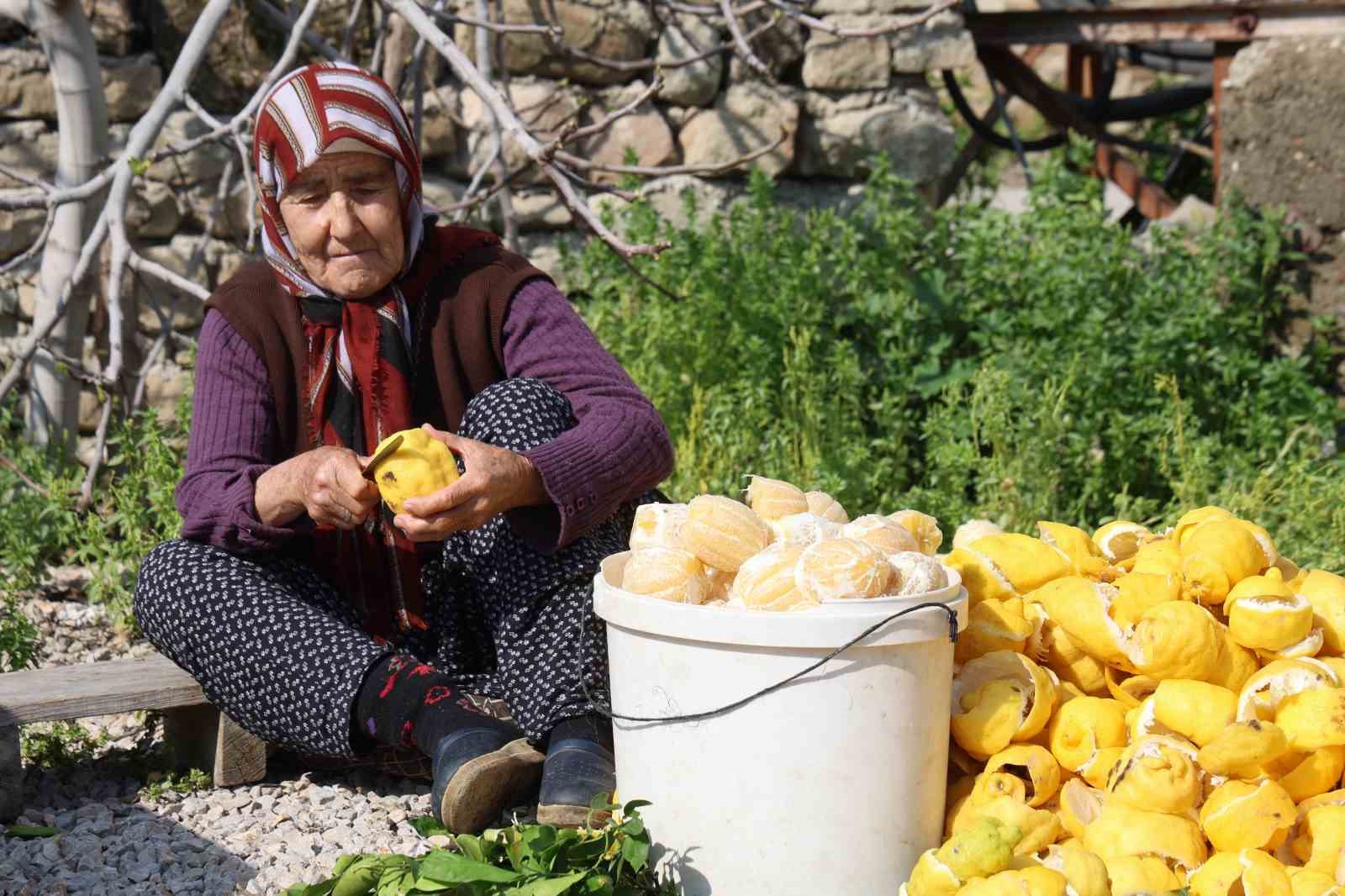 Limon ve turunç kabukları kadınların elinde değerleniyor

