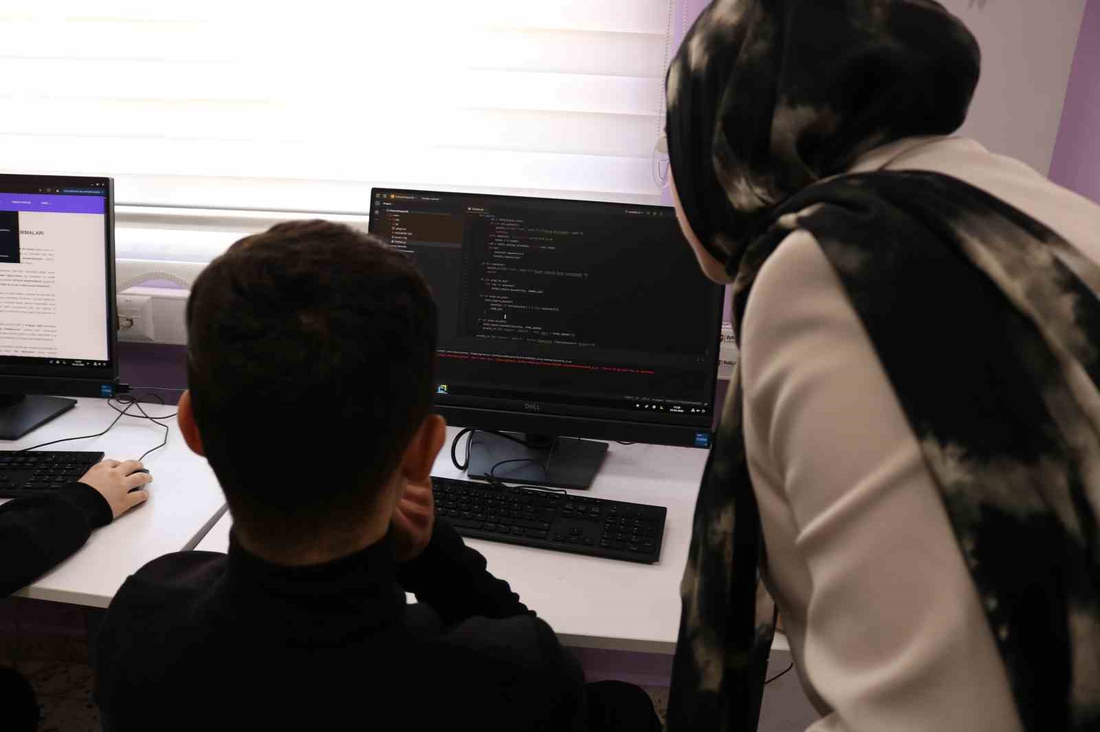 Lise öğrencileri 50 yıllık şarkı sözlerini kodla analiz etti: "Türkçe müzik toplumu ana kilitliyor"
