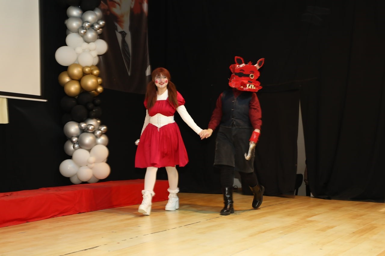 Lise öğrencileri atık malzemelerden hazırladıkları kıyafetlerle podyuma çıktı
