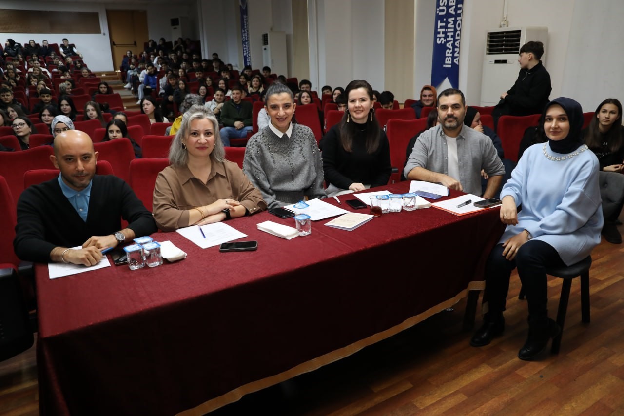 Lise öğrencileri atık malzemelerden hazırladıkları kıyafetlerle podyuma çıktı
