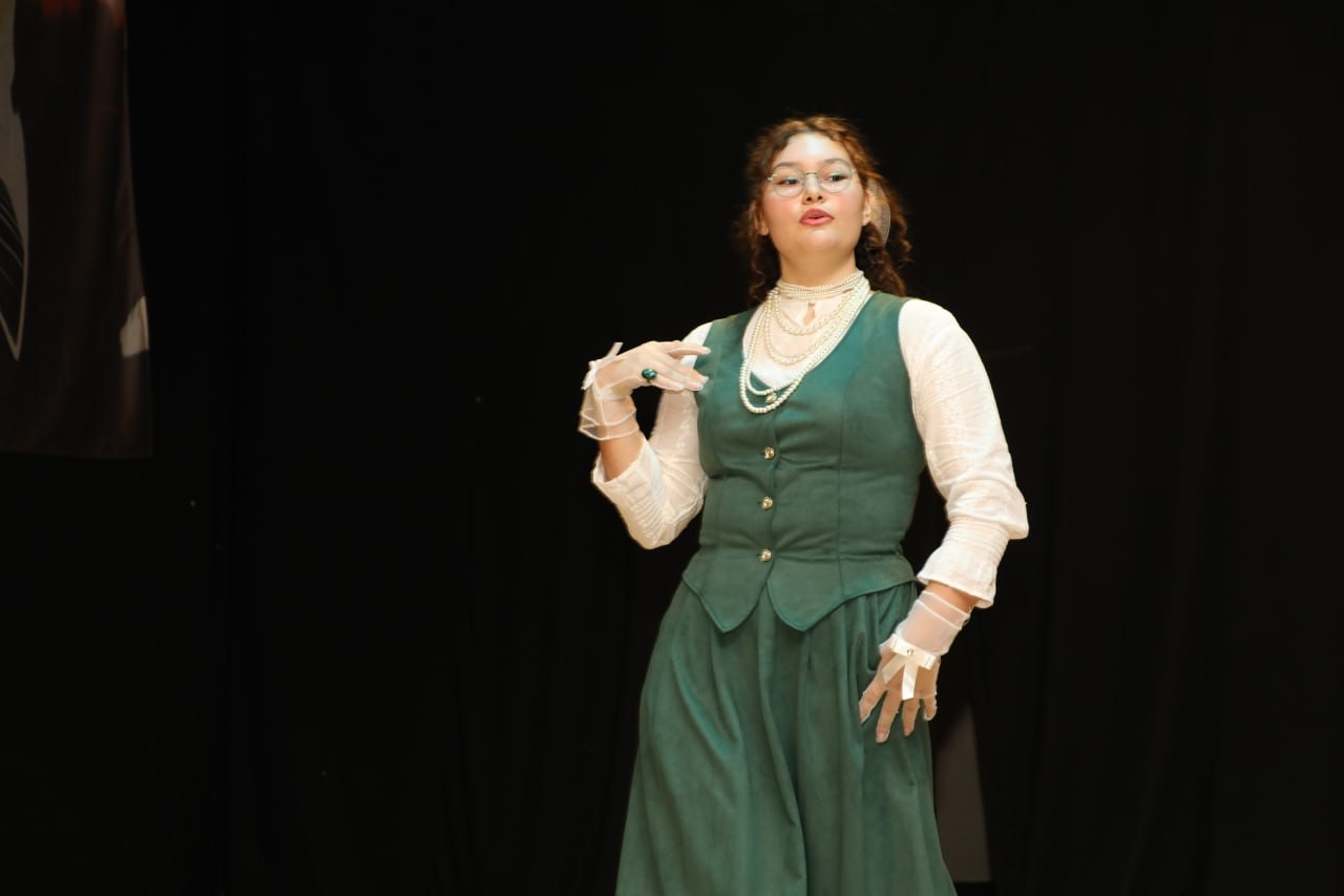 Lise öğrencileri atık malzemelerden hazırladıkları kıyafetlerle podyuma çıktı
