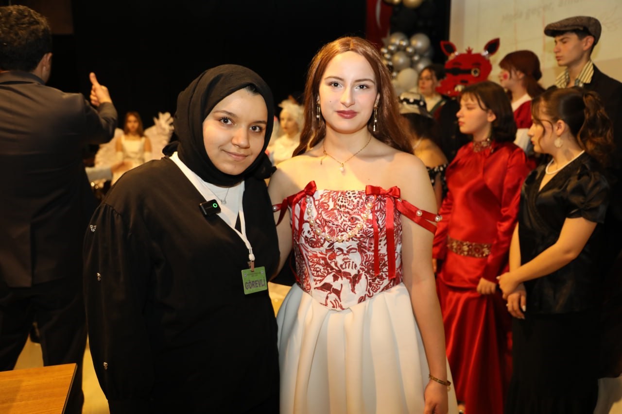 Lise öğrencileri atık malzemelerden hazırladıkları kıyafetlerle podyuma çıktı
