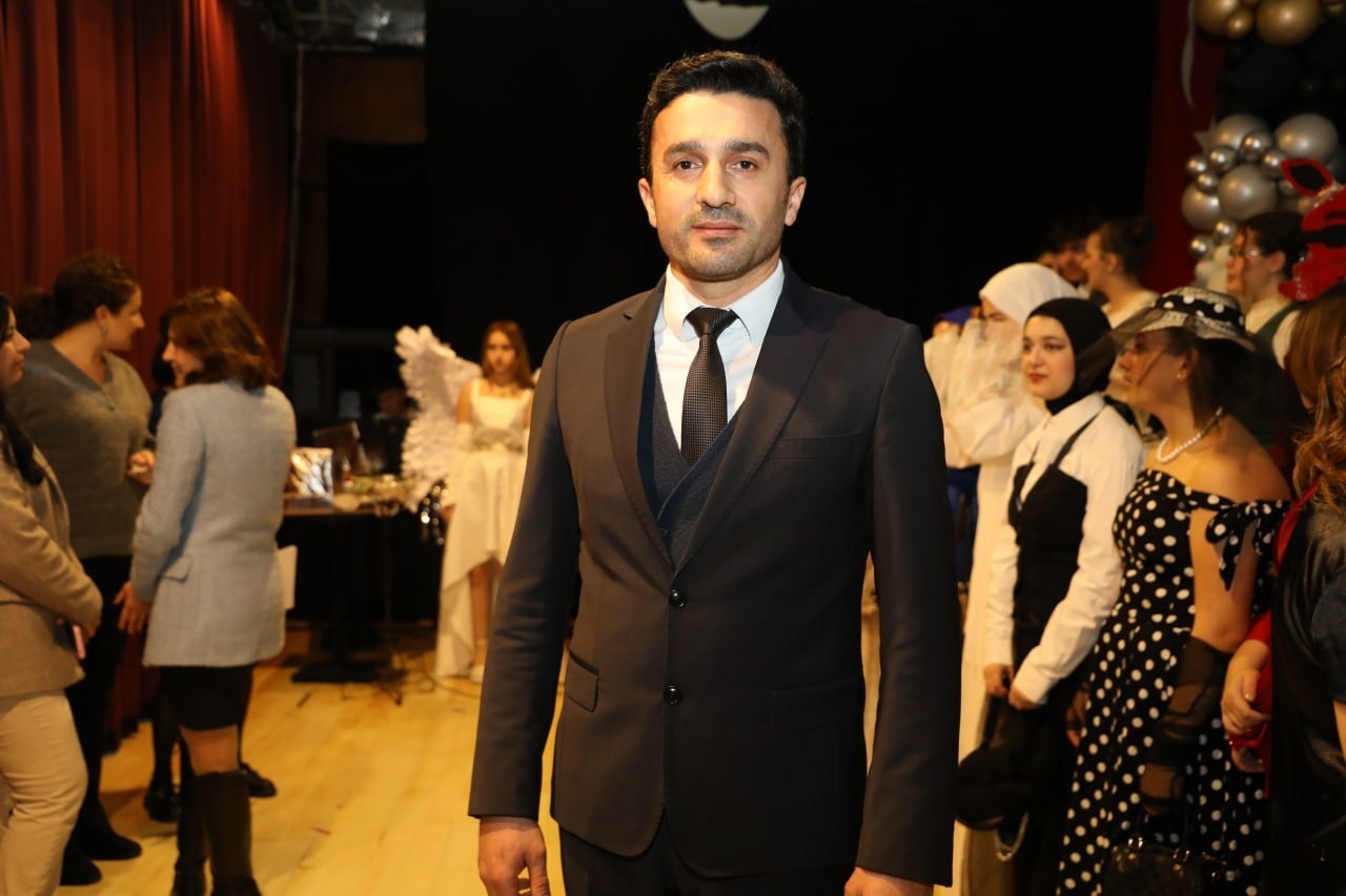 Lise öğrencileri atık malzemelerden hazırladıkları kıyafetlerle podyuma çıktı
