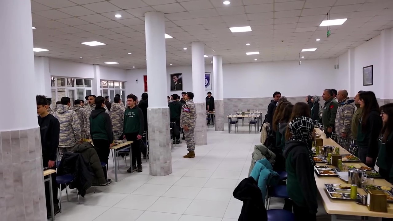 Lise öğrencileri F-16 kokpitinde: "Gelecekte KAAN’ları, Kızıl Elma’ları, Atak’ları biz uçuracağız"
