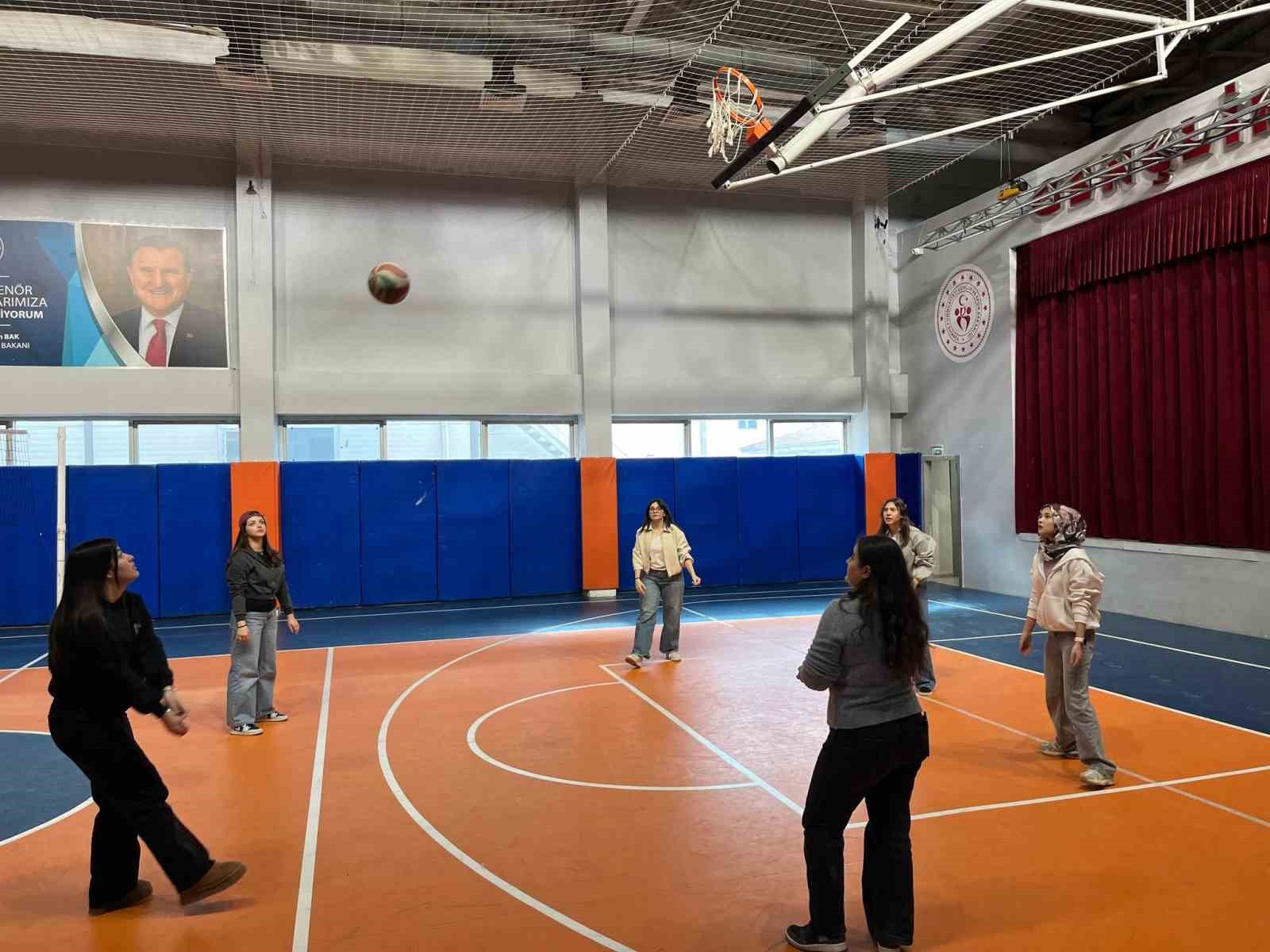 Lise öğrencileri gençlik merkezinde vakit geçirdi
