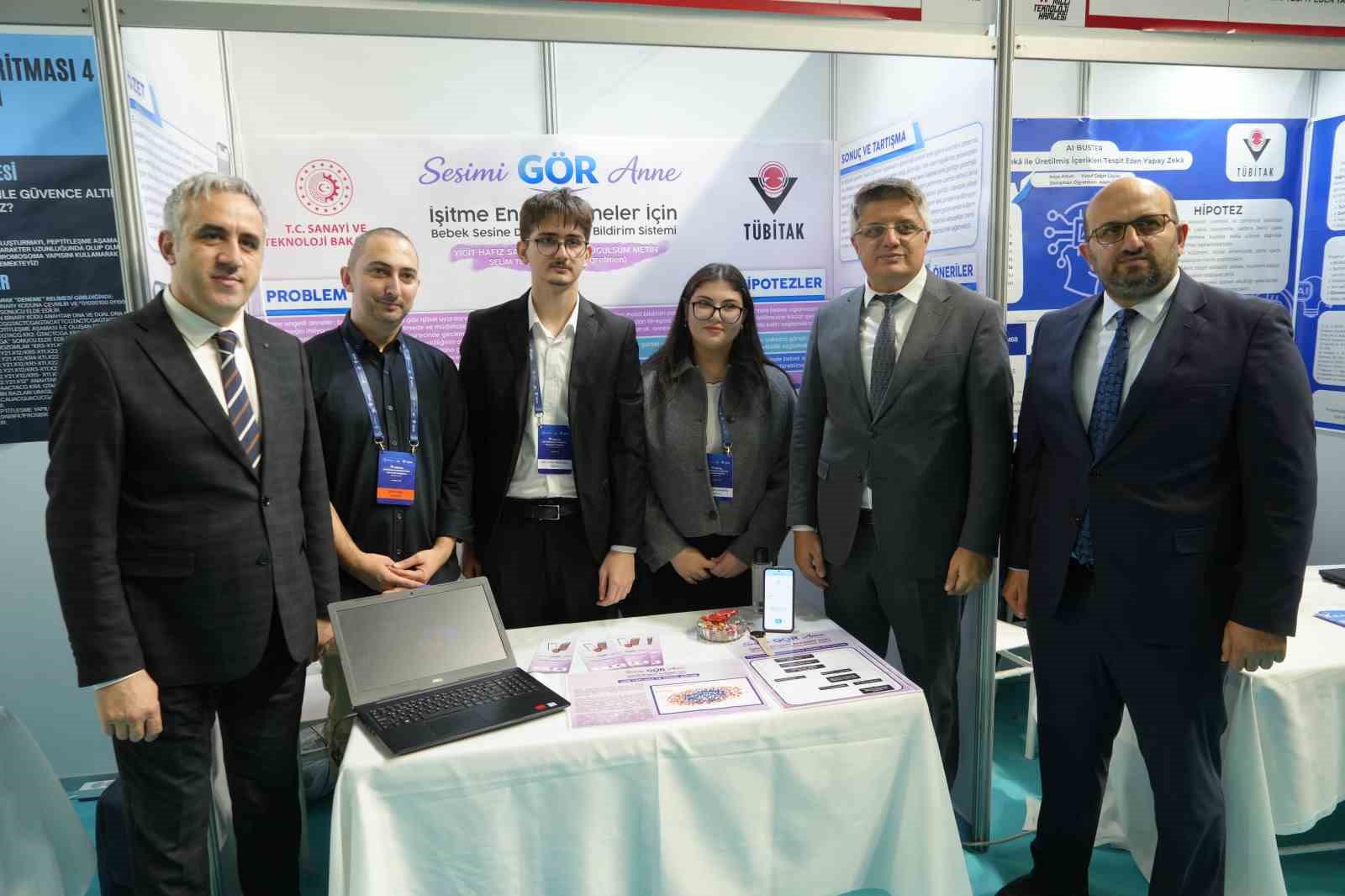 Lise öğrencileri işitme engelli anneler için hayat kolaylaştıran uygulama geliştirdi
