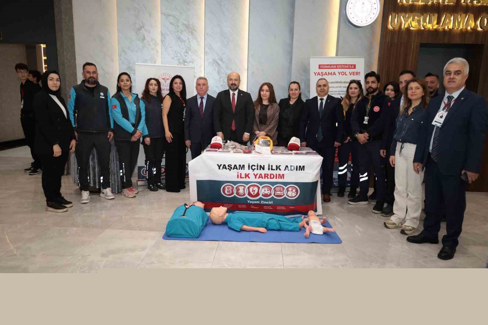 Lise öğrencileri tıp sempozyumuna katıldı
