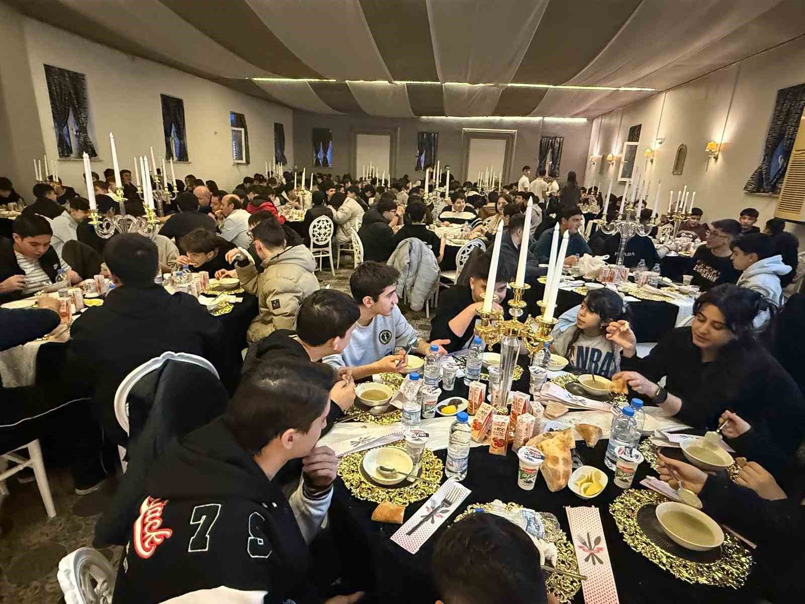 Lise öğrencileri ve öğretmenleri iftar sofrasında buluştu
Lise öğrencileri ve öğretmenleri iftar sofrasında buluştu