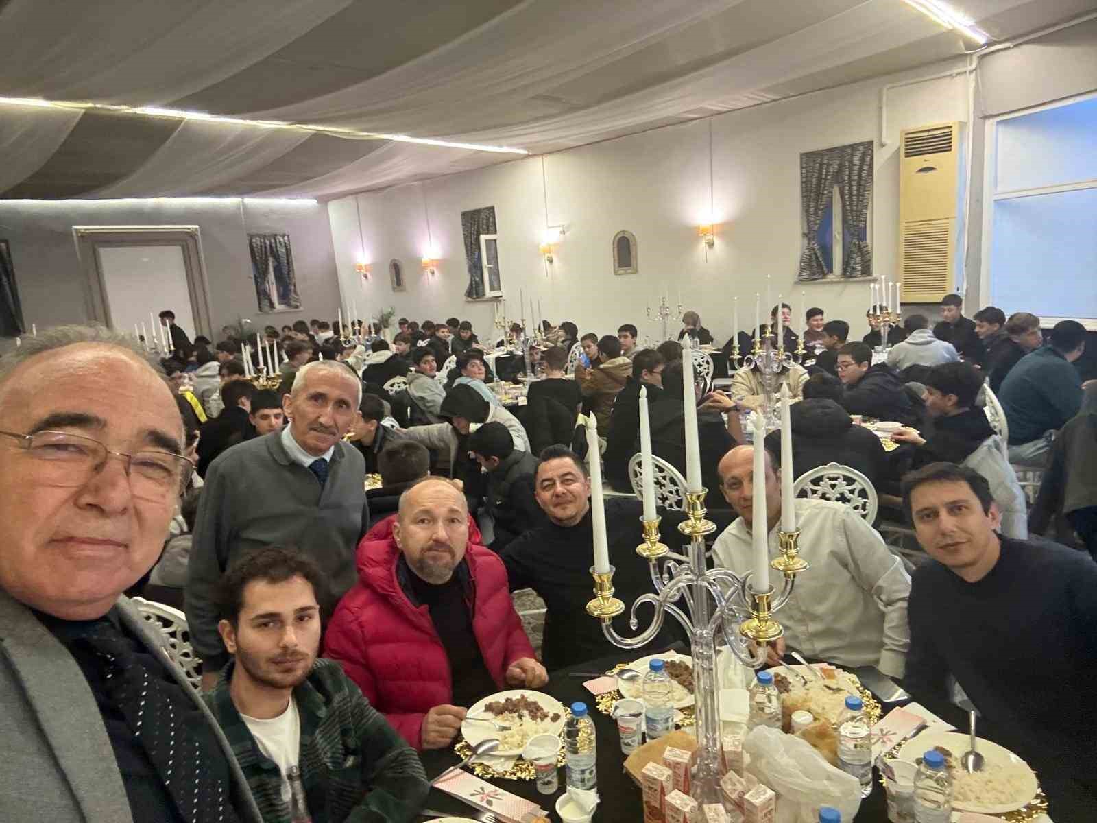 Lise öğrencileri ve öğretmenleri iftar sofrasında buluştu
Lise öğrencileri ve öğretmenleri iftar sofrasında buluştu